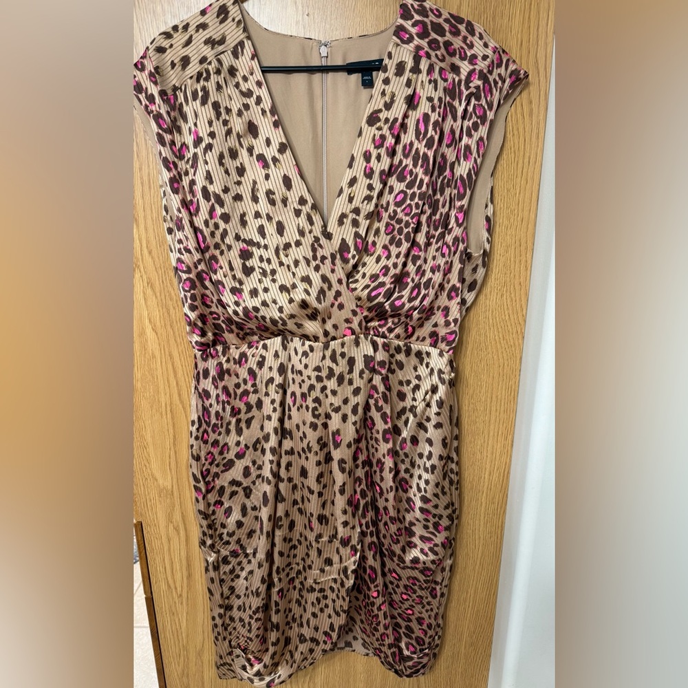 Express Dress Size L Animal Print Sleeveless Lined Knee Length V Neck Pleated